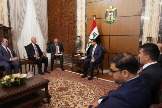 رئيس الوزراء العراقي علي الزيدي خلال لقائه المبعوث الأميركي توم برّاك في بغداد يوم 16 يونيو 2026 (رويترز)