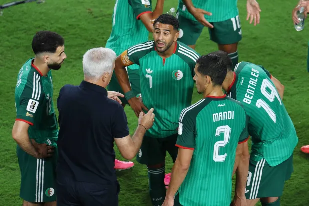 نقاش يجمع مدرب الجزائر مع اللاعبين بحضور رياض محرز (رويترز) 
