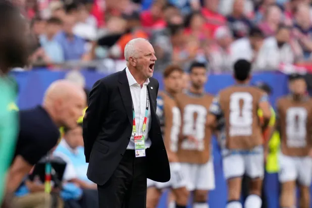  Iraq head coach Graham Arnold gives instructions from the side line during the World Cup Group I soccer match between Iraq and Norway in Foxborough, Mass., near Boston, Tuesday, June 16, 2026. (AP) 