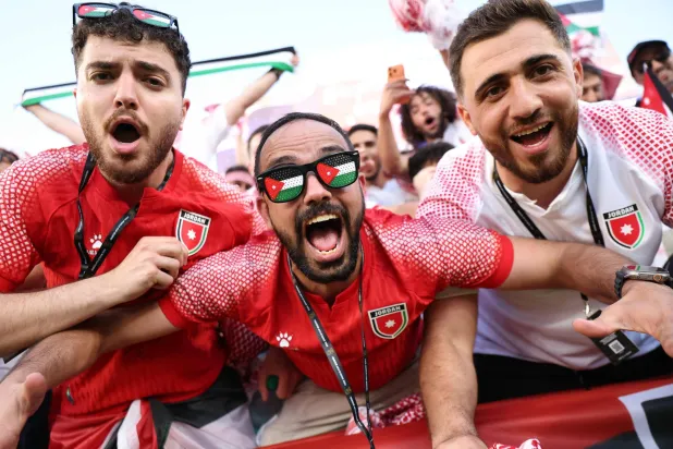 جماهير الأردن تُظهر دعمها قبل مباراة المجموعة العاشرة أمام النمسا (أ.ف.ب)