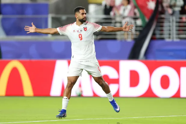 أطلق علي علوان قذيفة لا تُرد سكنت شباك النمسا بوصفه أول أهداف الأردن ببطولة كأس العالم (أ.ف.ب)