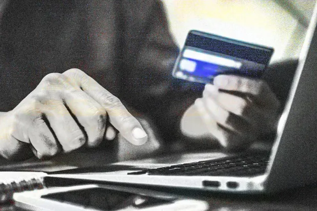 منصات تسوق إلكتروني وهمية تمنح مدمني التبضّع النشوة... دون ثمن