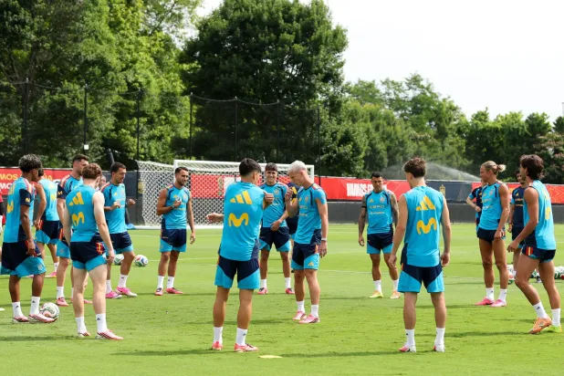 منتخب إسبانيا خلال التدريبات في مدرسة بايلور (أ.ف.ب)