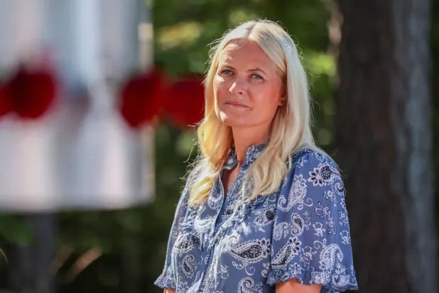 Norveç Veliaht Prensesi Mette-Marit, 22 Temmuz 2021'de Norveç'in Utoya adasında düzenlenen bir tören sırasında (Reuters)