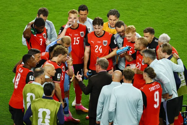 رفض «يويفا» فرض فترات استراحة لشرب المياه في دوري أبطال أوروبا (رويترز)