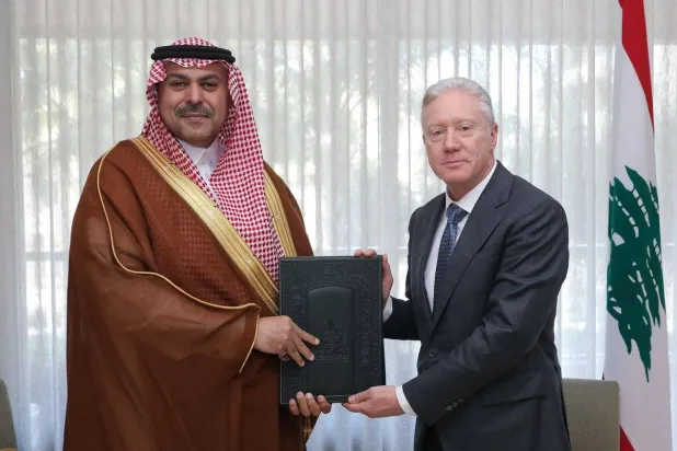 السفير السعودي الجديد لدى لبنان فهد بن عبد الرحمن الدوسري مسلماً وزير الخارجية والمغتربين يوسف رجي نسخة من أوراق اعتماده (سفارة المملكة العربية السعودية لدى لبنان)