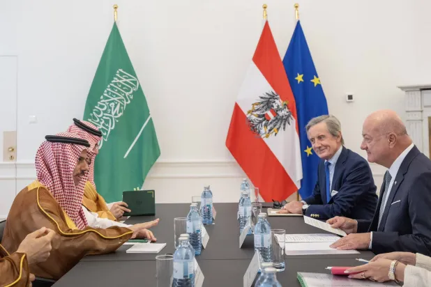 جانب من مباحثات وزير الخارجية السعودي مع المستشار الاتحادي للنمسا في فيينا الأربعاء (واس)