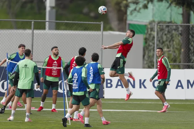 لاعبو المكسيك وحماس في التدريبات قبل الصدام الساخن مع كوريا الجنوبية (ا ب ا)