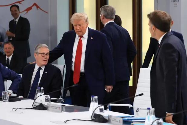 Trump, Fransa'nın doğusundaki Evian'da düzenlenen G7 zirvesinde Starmer ve Macron ile birlikte, (AFP)