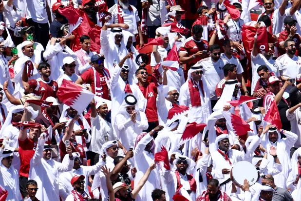 جماهير قطرية تساند منتخب بلادها في المباراة الأولى أمام سويسرا (رويترز)