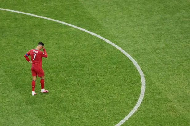 كريستيانو رونالدو يبدي رد فعله بعد التعادل (أ.ف.ب)