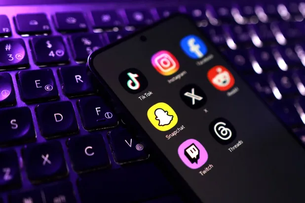 يشمل القرار منصات التواصل الاجتماعي التي تُتيح للمستخدم إنشاء حسابات أو ملفات شخصية (رويترز)