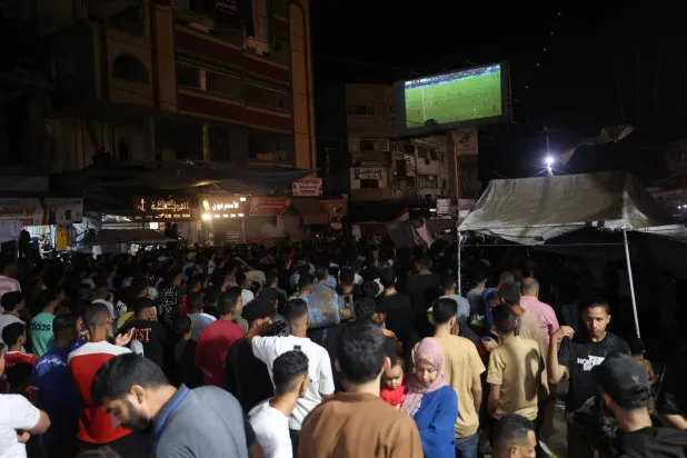 مشجعو كرة القدم الفلسطينيون يشاهدون مباراة المجموعة «ج» في كأس العالم لكرة القدم 2026 (أ.ف.ب)