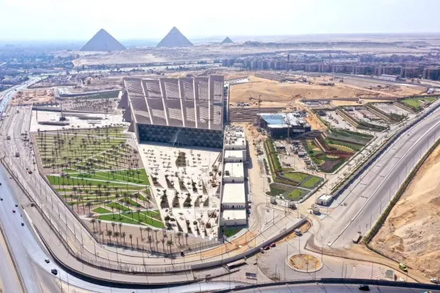 المتحف المصري الكبير يُشكّل منطقة سياحية مفتوحة على الأهرامات (وزارة السياحة والآثار)