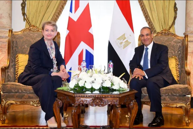محادثات بين وزير الخارجية المصري بدر عبد العاطي ونظيرته البريطانية إيفيت كوبر في القاهرة الخميس (صفحة الخارجية المصرية على «فيسبوك»)