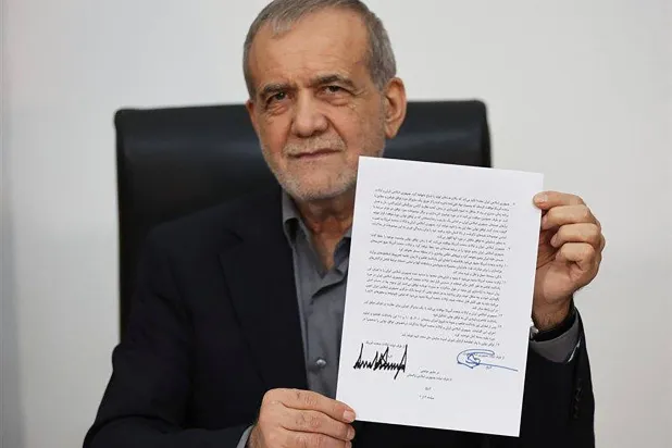 د بزشكيان يعرض نسخة من «مذكرة تفاهم إسلام آباد» الموقعة مع الرئيس الأميركي دونالد ترمب لإنهاء الحرب (التلفزيون الرسمي الإيراني/أ ف ب)