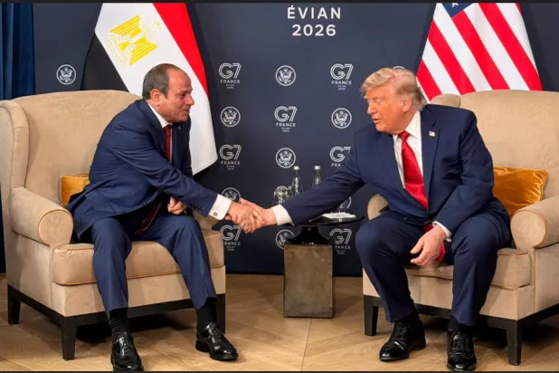 الرئيس الأميركي دونالد ترمب والرئيس المصري عبد الفتاح السيسي على هامش قمة مجموعة السبع (الرئاسة المصرية)