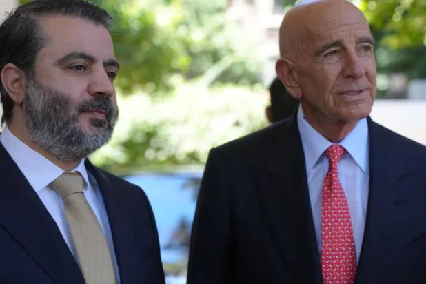 المبعوث الأميركي الخاص توماس براك ووزير الخارجية السوري أسعد الشيباني في دمشق مايو 2025 (أ.ف.ب)