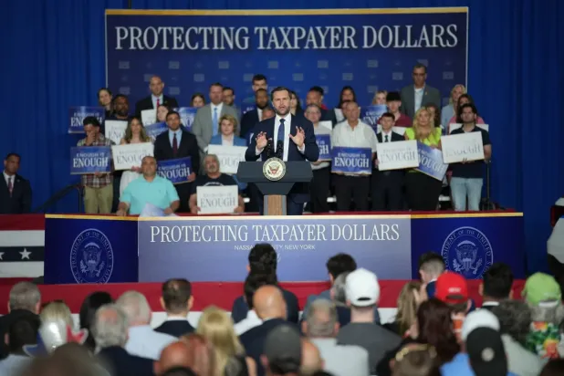 JD Vance, 17 Haziran’da New York’ta düzenlenen bir seçim mitinginde konuşuyor. (AP)