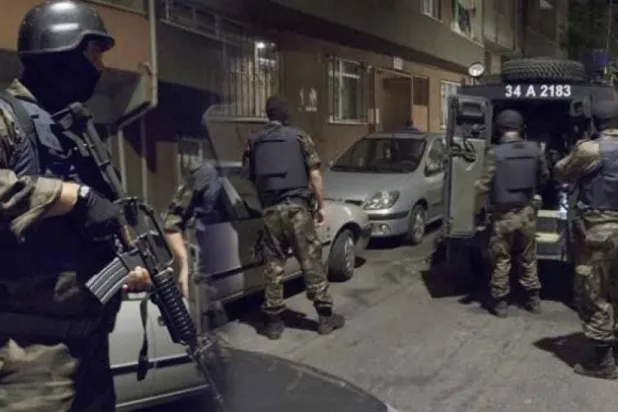 عناصر من قوات مكافحة الإرهاب التركية خلال حملة على عناصر «داعش» في إسطنبول (الداخلية التركية)
