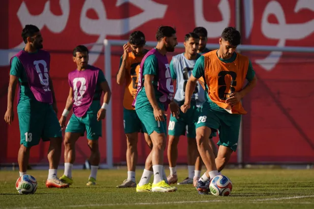 اختصاصي العلاج الطبيعي في منتخب إيران قال إن هناك أموراً كثيرة غير عادلة (رويترز)