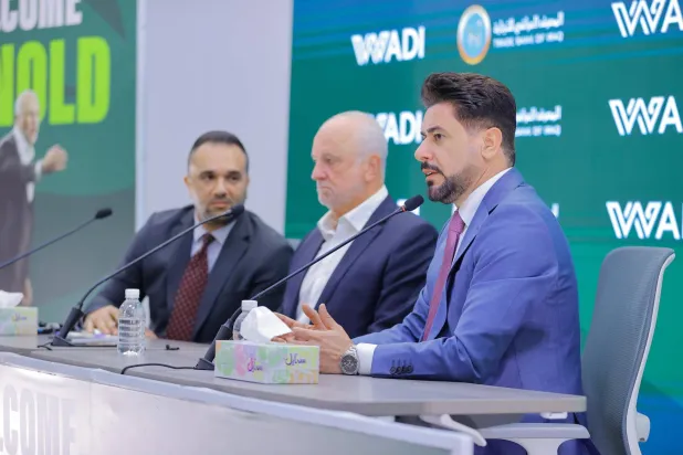 أحمد الموسوي وإلى جانبه غراهام أرنولد مدرب العراق في أحد المؤتمرات الصحافية (الشرق الأوسط)
