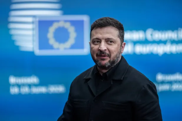 الرئيس الأوكراني فولوديمير زيلينسكي أثناء قمة الاتحاد الأوروبي في بروكسل أمس الخميس (د.ب.أ)