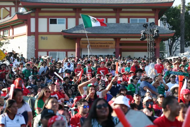 جماهير المكسيك شكلت حضوراً مميزاً في حديقة سيول الدولية بمنطقة لوس أنجليس (رويترز) 