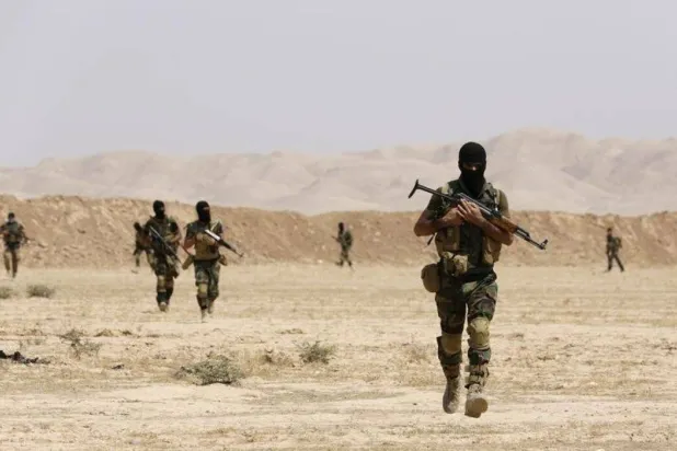 صورة أرشيفية لمقاتلي إحدى الميليشيات العراقية في شمال غرب مدينة تكريت بالعراق (رويترز)