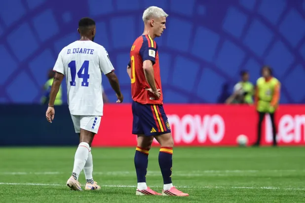 داني أولمو نجم برشلونة ومنتخب إسبانيا (إ.ب.أ)