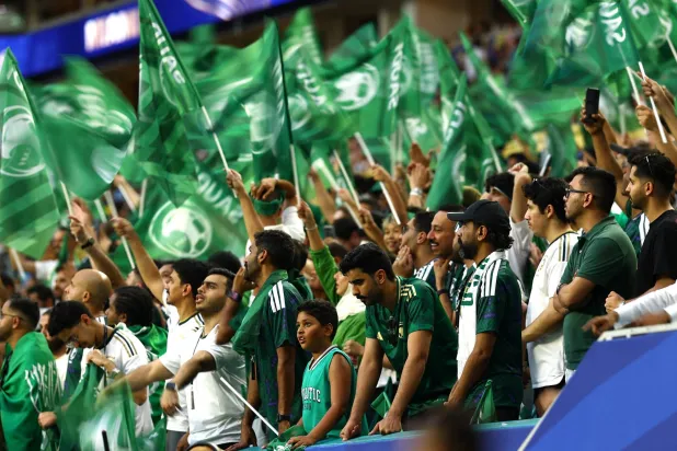 جماهير سعودية تساند الأخضر خلال مباراته الأولى أمام الأوروغواي (رويترز)