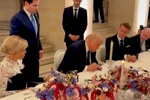 ترمب يوقع "مذكرة التفاهم" وبجواره الرئيس الفرنسي إيمانويل ماكرون (آيه بي سي نيوز)