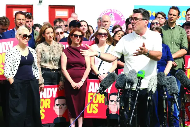 Andy Burnham, 19 Haziran’da Mickerfield'da taraftarlar ve medya mensuplarıyla konuştu (AFP)