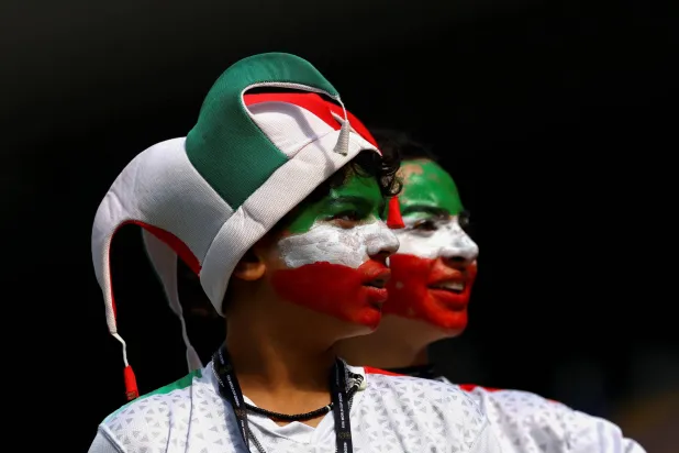 مشجعان إيرانيان يساندان منتخب بلادهما أمام نيوزيلندا (رويترز)