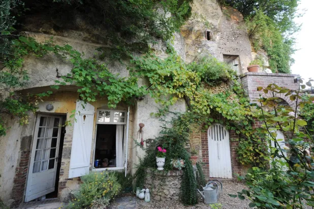 (FILES) A picture taken on July 27, 2012 shows a cave dwelling in Troo, western France. (Photo by JEAN-FRANCOIS MONIER / AFP)