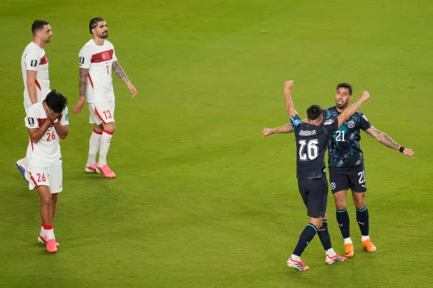 يحتفل لاعبو منتخب باراغواي بعد صافرة النهاية (أ.ب) 