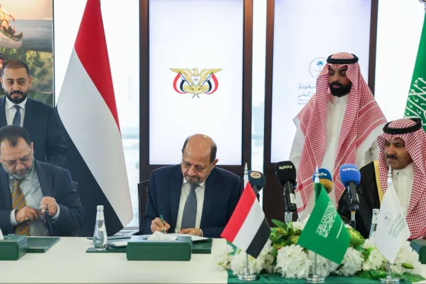 جانب من توقيع اتفاقية سعودية سابقة لدعم محطات الكهرباء اليمنية بالوقود (إكس)