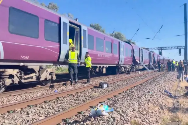 İngiltere'nin Bedford kenti yakınlarında meydana gelen tren kazasının bulunduğu alanda çalışan ekipler, (Reuters)