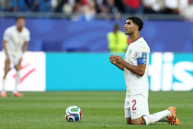 المغربي أشرف حكيمي ظهير أيمن باريس سان جيرمان (أ.ف.ب)