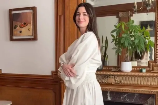 الممثلة آن هاثاواي كما ظهرت في مقطع فيديو عبر «إنستغرام» لتعلن حملها (إنستغرام)