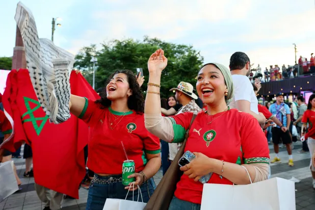 مشجعو المغرب يتألقون في العرس الكروي العالمي (رويترز)