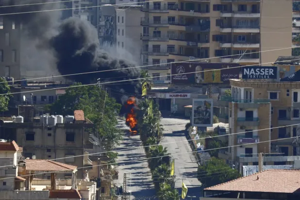İsrail'in Lübnan'ın güneyindeki Nabatiye'de bir aracı hedef alan hava saldırısının ardından yükselen duman (DPA)
