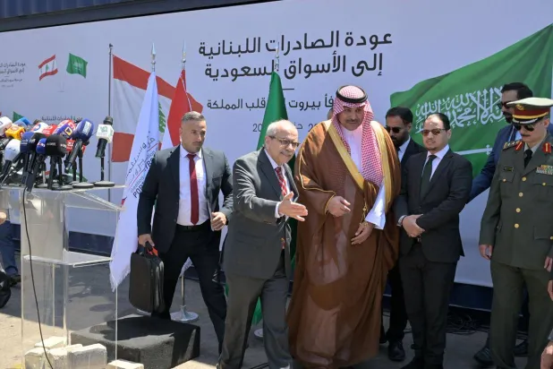 رئيس الحكومة اللبنانية نواف سلام والسفير السعودي في بيروت فهد بن عبد الرحمن الدوسري يتابعان انطلاق أولى شحنات الصادرات اللبنانية من مرفأ بيروت إلى مرفأ جدة بعد قرار السعودية باستئناف الصادرات (رئاسة الحكومة)