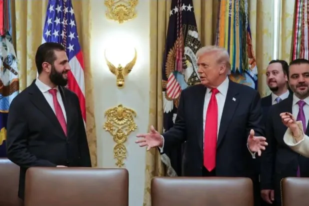 الرئيس الأميركي دونالد ترمب يستقبل نظيره السوري أحمد الشرع في البيت الأبيض (أرشيفية - رويترز)