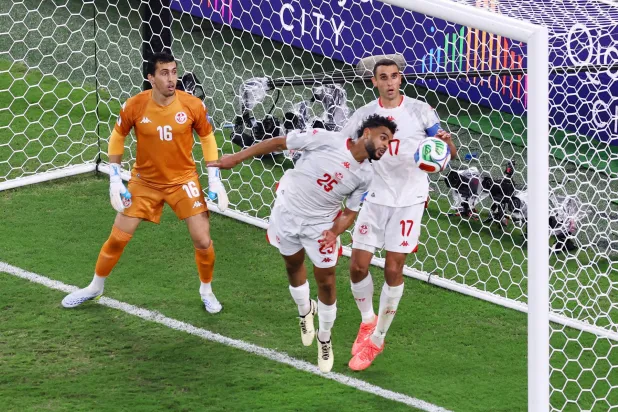 بدا دفاع منتخب تونس مفككاً ولم ينجح في إيقاف هجمات اليابان (رويترز) 
