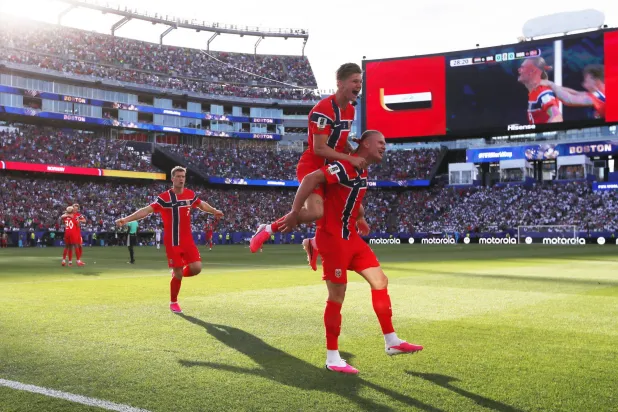 آباء هالاند وألكسندر سورلوث وكريستيان ثورستفيدت كانوا ضمن قائمة منتخب النرويج في مونديال 1994 (رويترز)