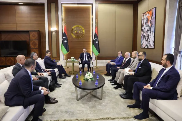 اجتماع رئيس حكومة «الوحدة» الليبية عبد الحميد الدبيبة مع رئيس المخابرات المصرية حسن رشاد في طرابلس يوم الأحد (حكومة الوحدة)