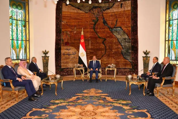 Mısır Cumhurbaşkanı Abdulfettah Sisi, Mısır Dışişleri Bakanı Bedr Abdulati’nin de hazır bulunduğu toplantıda Suudi Arabistan, Pakistan ve Türkiye dışişleri bakanlarını kabul etti. (Mısır Cumhurbaşkanlığı)