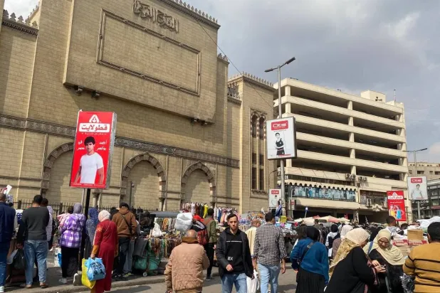 مصريون وباعة جائلون حول المسرح القومي في وسط القاهرة (الشرق الأوسط)
