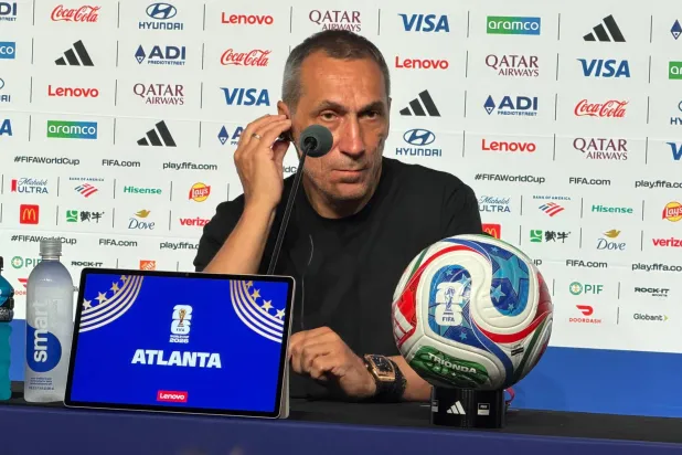 دونيس مدرب المنتخب السعودي في المؤتمر الصحافي (الشرق الأوسط)